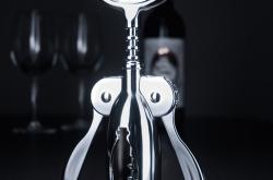 红酒瓶塞开瓶器怎么取出来