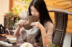 女人喜欢吃泡过的茶叶正常吗