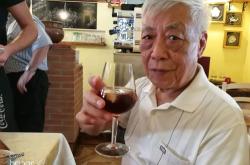 小伙子打破红酒杯