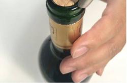 红酒用螺旋开瓶器怎么开