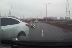 苏州一高架道路结冰多车相撞