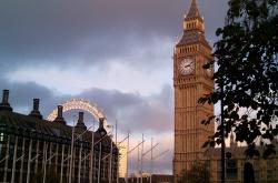 英国伦敦一著名建筑突发火灾——城市安全与应急救援的挑战