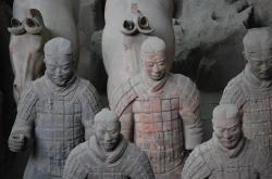 兵马俑被迫上夜班，一段无言的历史与现代的碰撞