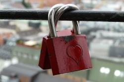 QQ时尚情侣昵称，甜言蜜语编织的爱之密码