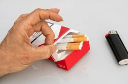 沉迷拍烟卡手指溃烂，警示与反思