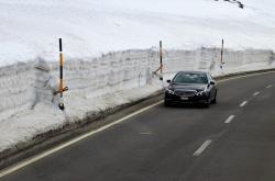 冬季安全行车技巧和方法，如何在冰雪中优雅驾驶
