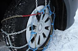 冬季安全行车指南，如何在冰雪路面上保持安全
