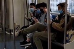 地铁上外国人喝红酒图片真实