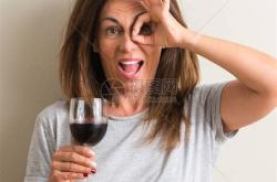 女人喝一杯红酒后浑身无力