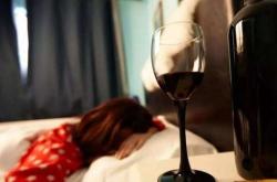 睡前多久喝红酒好一点呢女生