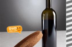 用石头打开的红酒瓶图片