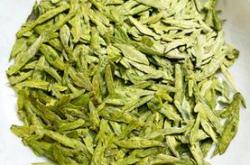 龙井茶叶毫毛有绿色的吗