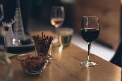 不吃饭喝红酒会胖吗