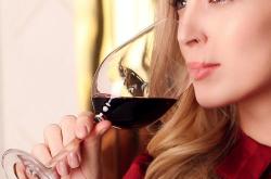 美女独自在酒吧喝红酒视频在线观看