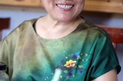 婆婆穿风衣喝茶叶水可以吗