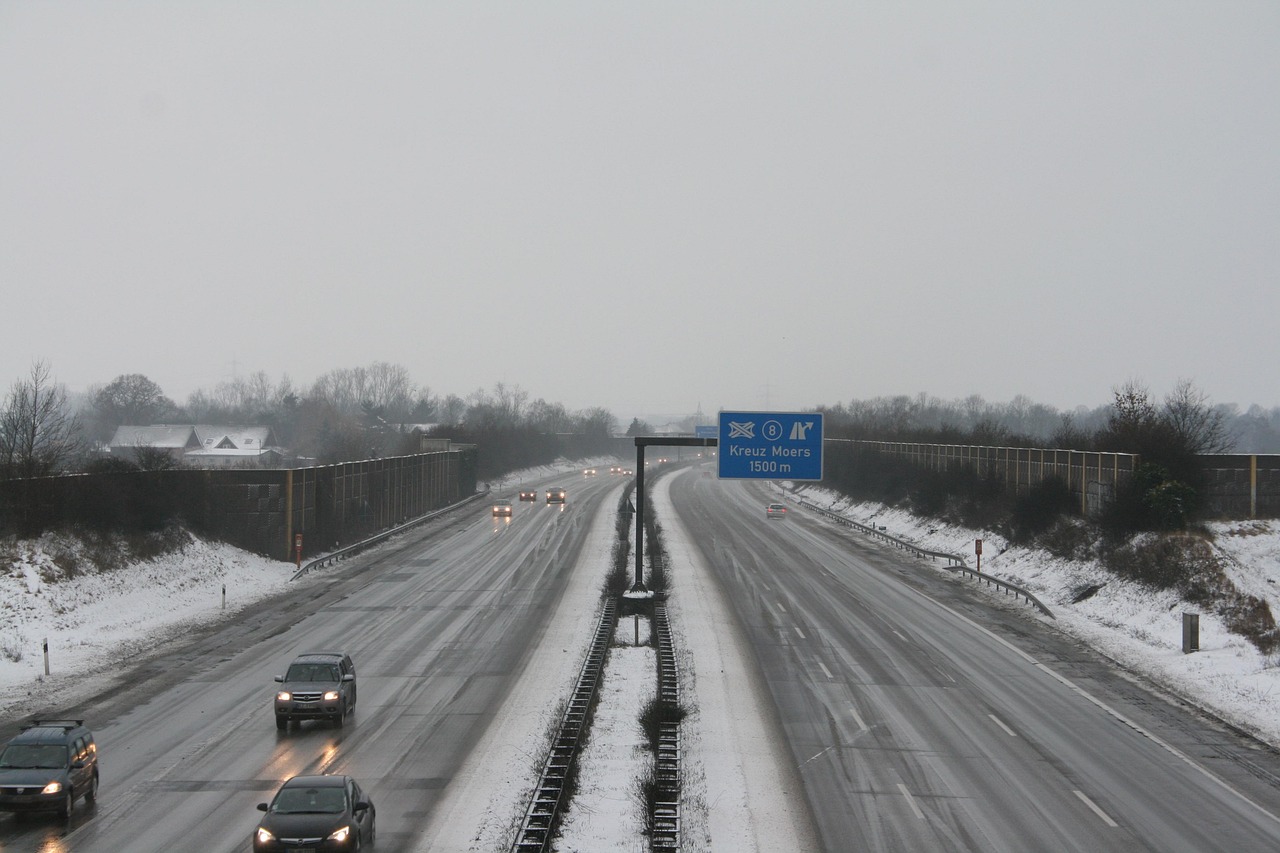 冬季安全行车常识，冰雪路面上的驾驶智慧